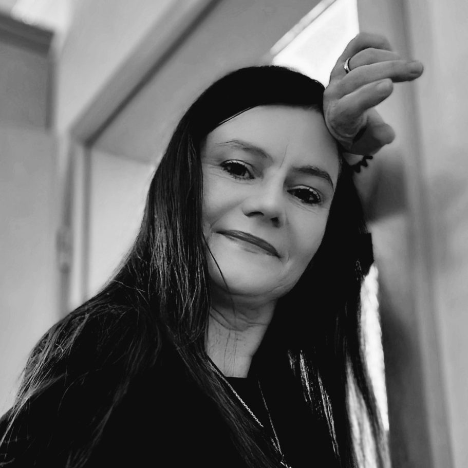 Frau in den Wechseljahren – Selbstbewusstsein, Gelassenheit und innere Stärke Selbstbewusste Frau in den Wechseljahren lehnt entspannt an einer Wand. Symbol für innere Stärke und Gelassenheit