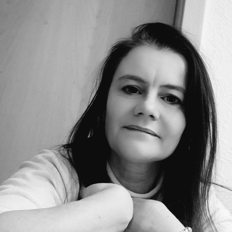 Schwarz-Weiß-Foto Frau 50+